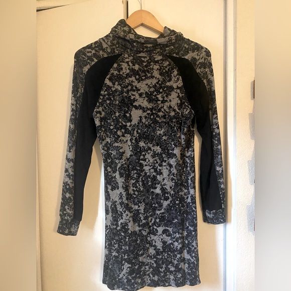 Floral dress in Size Small - Picture 2 of 3